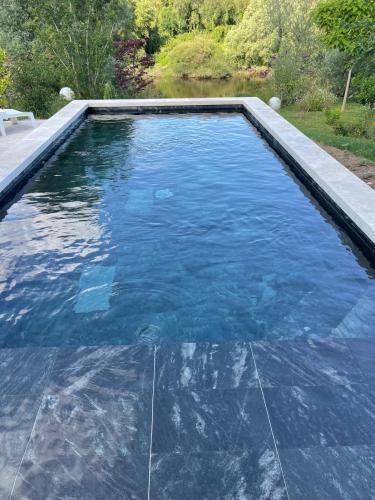 Piscine en pierre de Bali