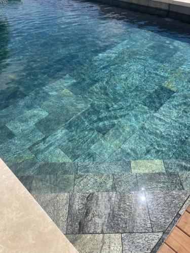 Piscine en pierre de Bali